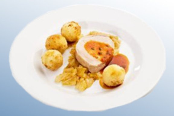 Tellergericht: Schweinebraten mit Bayrisch Kraut und Kartoffelknödel in Bratensoße