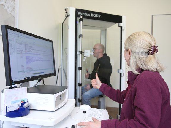 Patient bei einer Lungenfunktionsprüfung mittels Spirometrie.