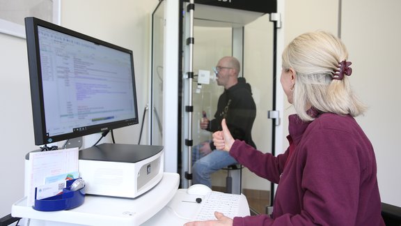 Patient bei einer Lungenfunktionsprüfung mittels Spirometrie.