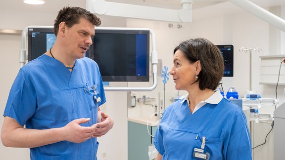 Zwei MitarbeiterInnen der Urologischen Endoskopie besprechen sich.