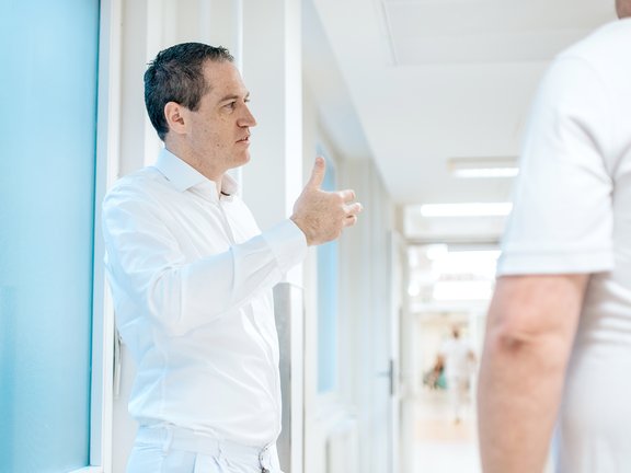 Arzt auf Flur im Gespräch