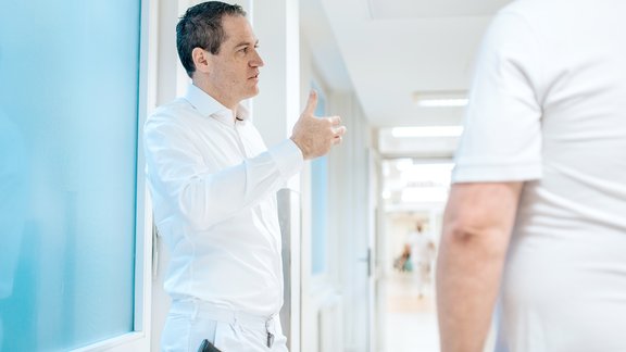 Arzt im Flur im Gespräch