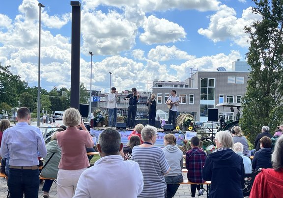 Quartett auf Trecker mit Gästen
