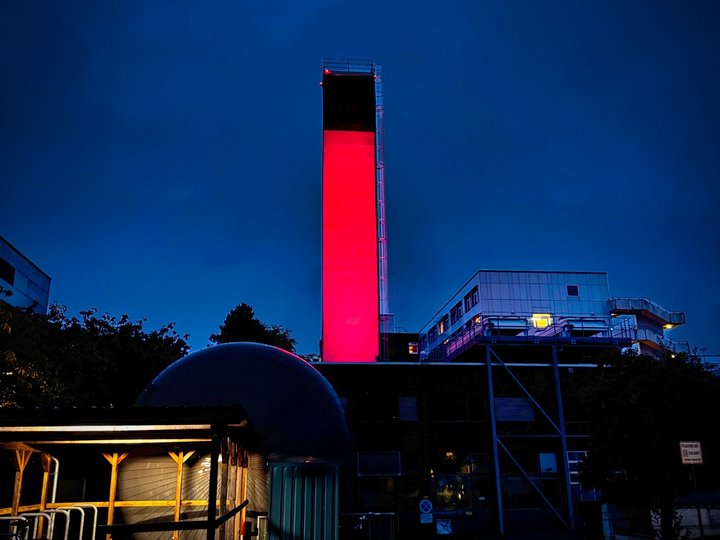 Schornstein des Klinikum Itzehoes ist pink angestrahlt