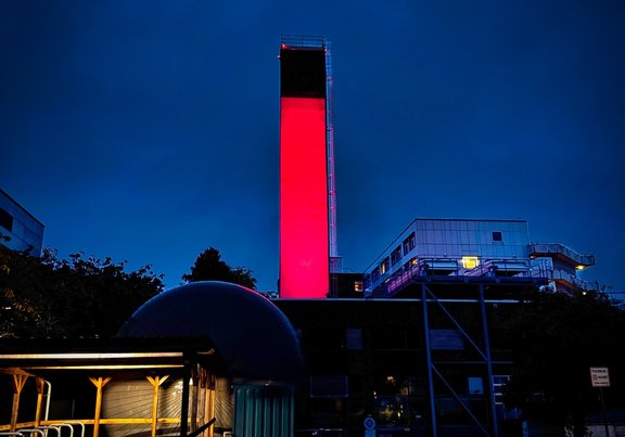Schornstein des Klinikum Itzehoes ist pink angestrahlt