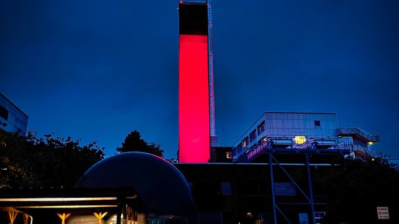 Schornstein des Klinikum Itzehoes ist pink angestrahlt