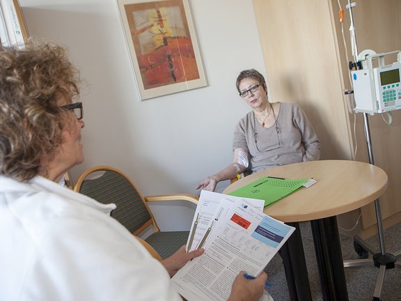Ärztin spricht mit Patientin