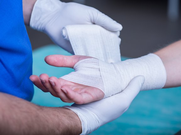 Zwei Hände verbinden eine weitere Hand