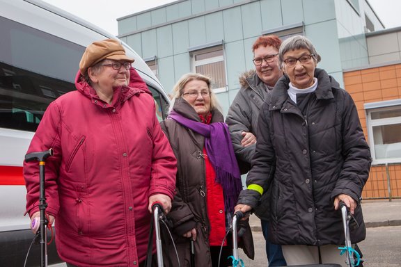 Vier Patientinnen, teilweise mit Gehhilfen, vor der Geriatrischen Tagesklinik