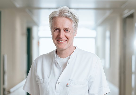 Ärztlicher Direktor und Chefarzt der Klinik für Kinder- und Jugendmedizin, Neonatologie und Pädiatrische Intensivmedizin Dr. med. Georg Hillebrand