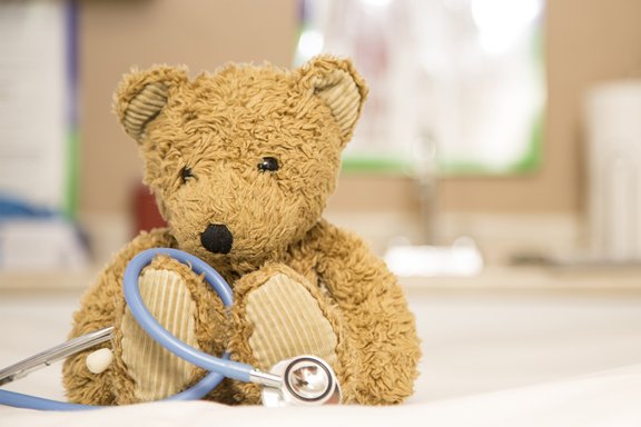 Ein Teddy sitzt und hat ein Stetoskop vor sich.