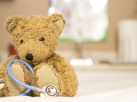 Ein Teddy sitzt und hat ein Stetoskop vor sich.