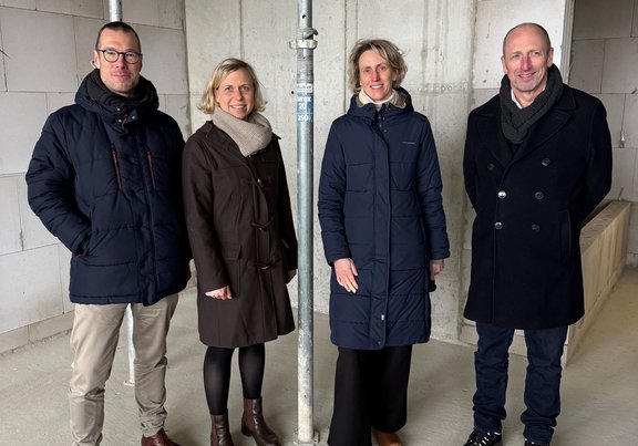 Verbsandsvorsteher Ulrich, komm. Leitung Physioschule Sieckmann, Krankenhausdirektorin Werner, technischer Leiter Christiansen
