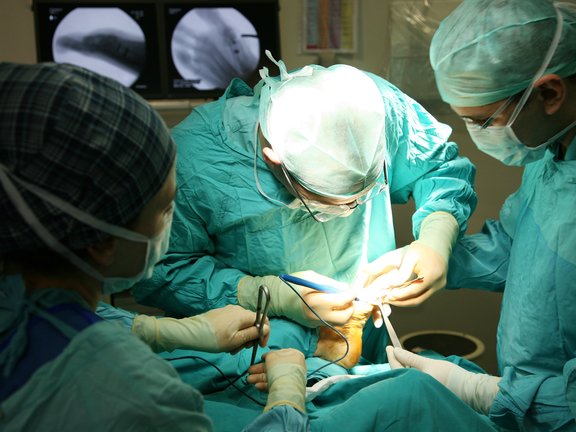 Chirurgen operieren einen Fuß