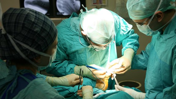 Chirurgen operieren einen Fuß