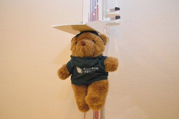 Die Körpergröße des Klinik-Teddys wird gemessen.