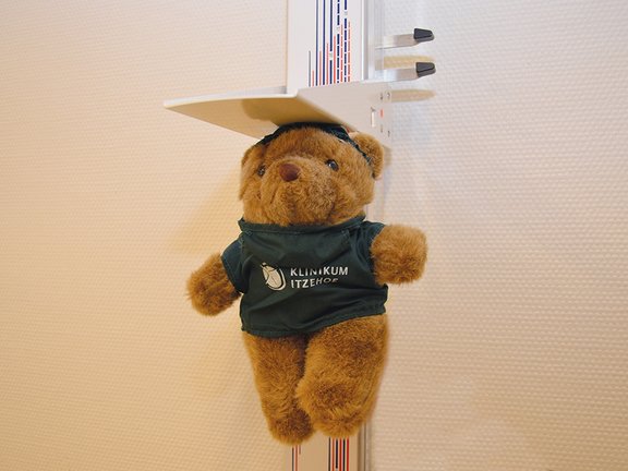 Die Körpergröße des Klinik-Teddys wird gemessen.