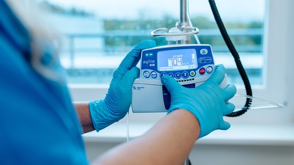 Eine Chemotherapie-Infusionseinheit wird von einer Fachkraft vorbereitet.