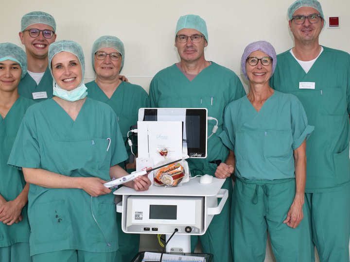 Klinikpersonal mit einem Ultraschallgerät