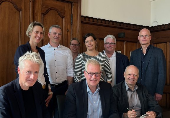 Gruppenbild Unterzeichnung der Vereinbarung