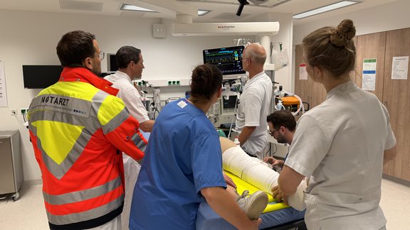 Medizinisches Fachpersonal mit einem Patienten im Schockraum