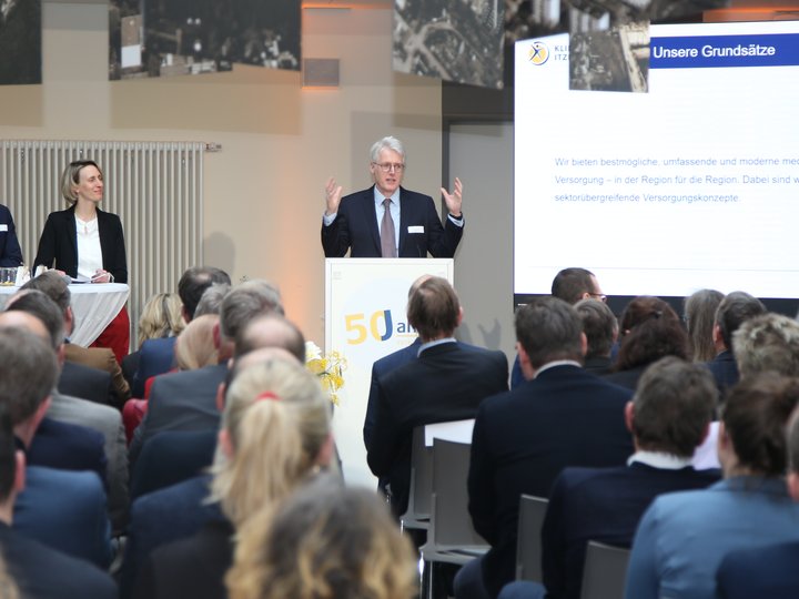 Niklas Jeurissen, Pflegedirektor Hannah Maria Werner, Krankenhausdirektorin Dr. Georg Hillebrand, Ärztlicher Direktor  Gäste