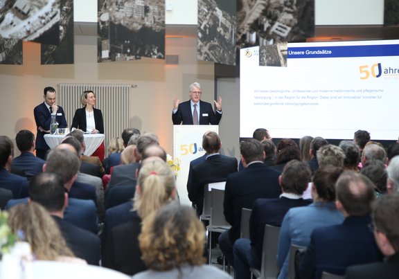 Niklas Jeurissen, Pflegedirektor Hannah Maria Werner, Krankenhausdirektorin Dr. Georg Hillebrand, Ärztlicher Direktor  Gäste
