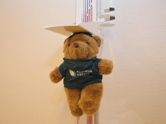 Die Körpergröße des Klinik-Teddys wird gemessen.
