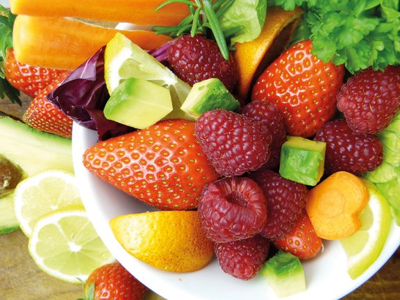 Ein Teller buntes Obst und Gem&uuml;se.