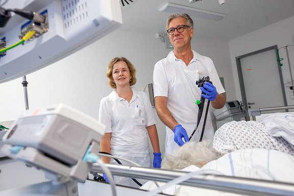 Zwei ÄrztInnen während einer Untersuchung