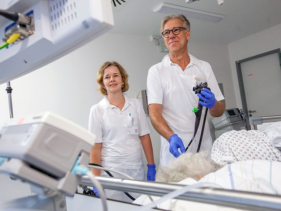 Zwei ÄrztInnen während einer Untersuchung