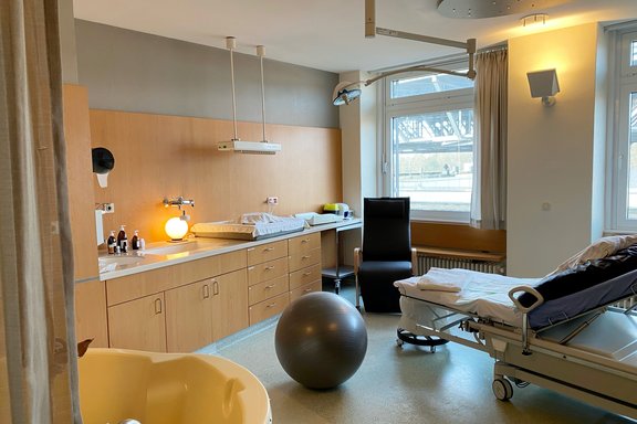Blick in den Kreißsaal 1 mit Entbindungswanne