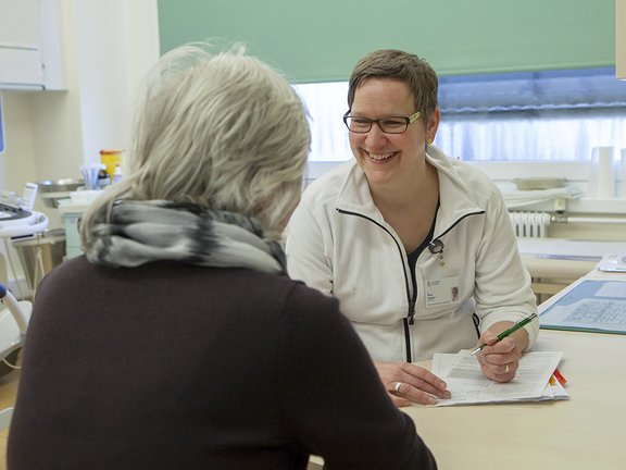 Ärztin lächelt Patientin an