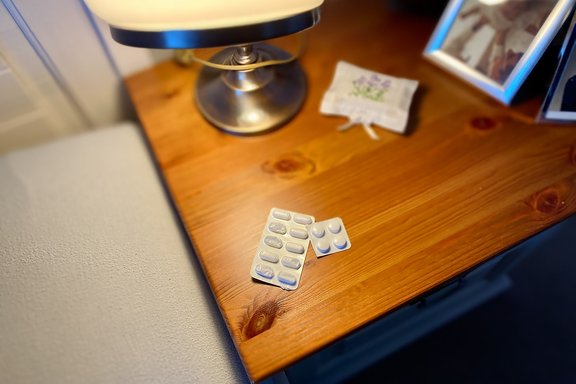 Tabletten liegen auf einem Tisch