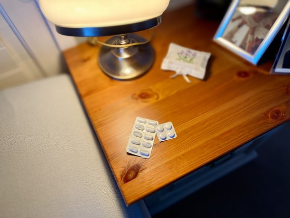 Tabletten liegen auf einem Tisch