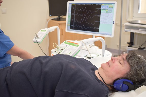 Eine Patientin liegt auf einer Untersuchungsliege