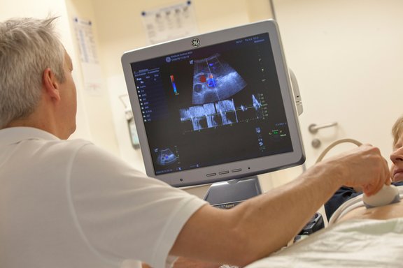 Mediziner untersucht eine Patientin per Ultraschall