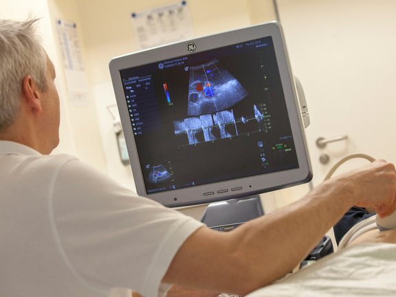 Mediziner untersucht eine Patientin per Ultraschall