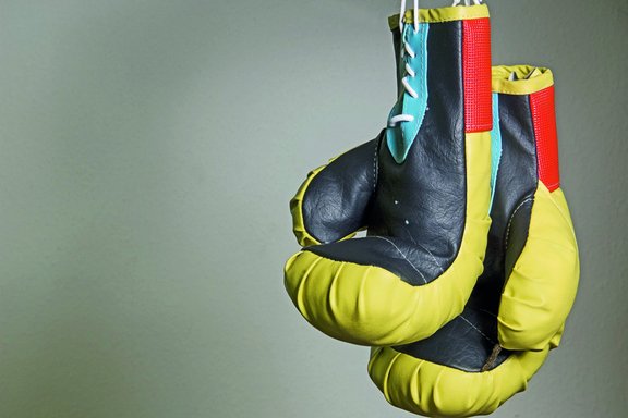 Zwei hängende Boxhandschuhe
