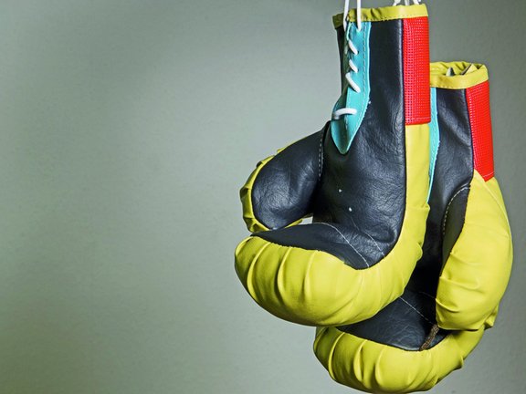 Zwei hängende Boxhandschuhe