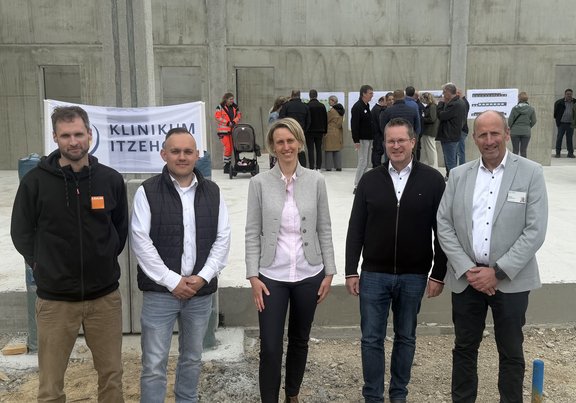 Hauke Boje, Projektleiter, Lasse Rahn, technischer Leiter, beide Kähler Hochbau, Hannah Maria Werner, Krankenhausdirektorin Klinikum Itzehoe, Sönke Lase, GF RKiSH, Werner Christiansen, technischer Leiter Klinikum Itzehoe
