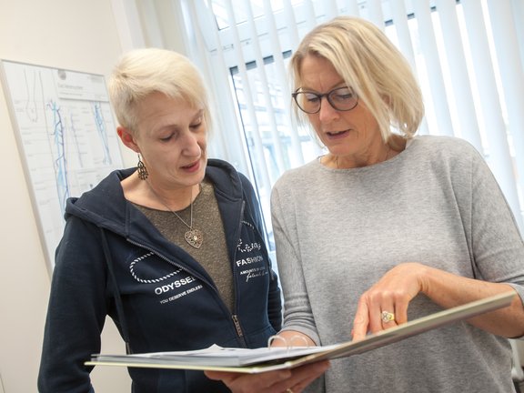 Zentrumskoordinatorin Ulrike Baade-Heinrich berät eine Patientin