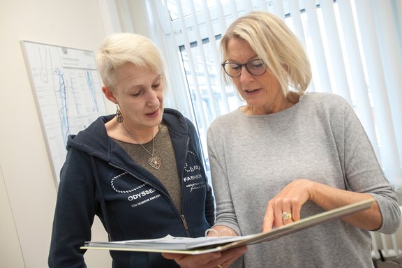 Zentrumskoordinatorin Ulrike Baade-Heinrich berät eine Patientin