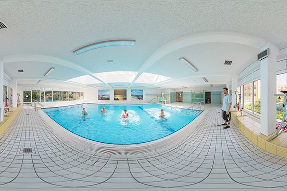 Öffnet einen Link zum virtuellen Rundgang des Schwimmbads.