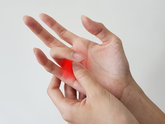Eine Hand tastet die andere ab