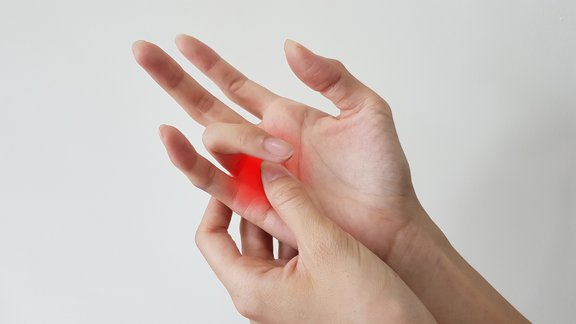Eine Hand tastet die andere ab