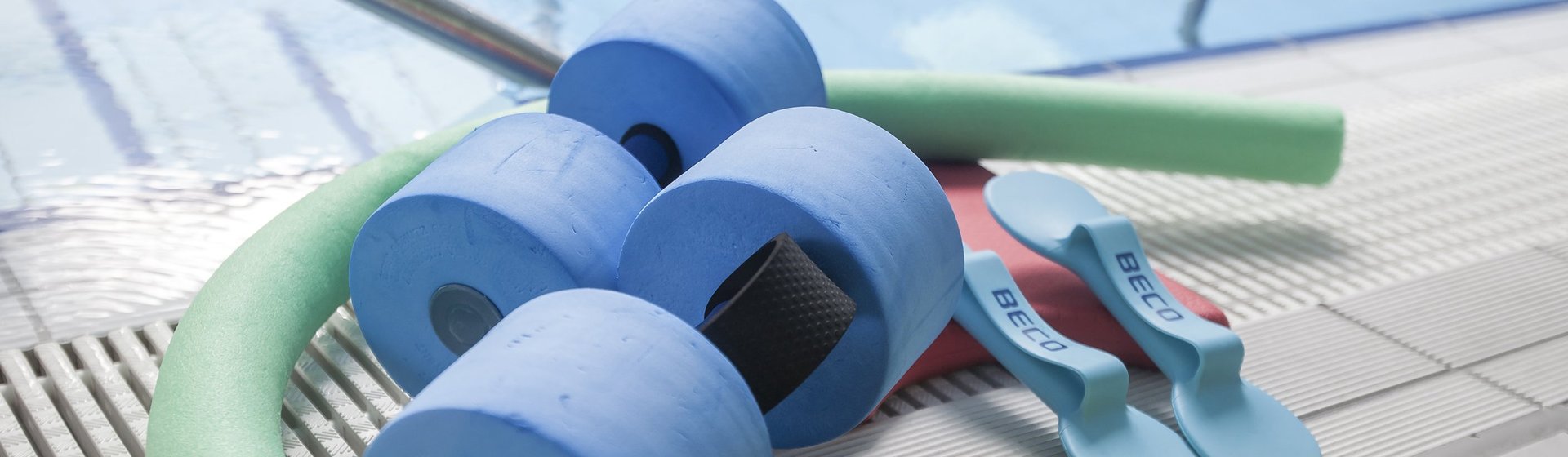 Schwimmhilfen (z.B. Schwimmnudel) am Beckenrand des MediFit-Schwimmbads Schwimmhilfen (z.B. Schwimmnudel) am Beckenrand des MediFit-Schwimmbads