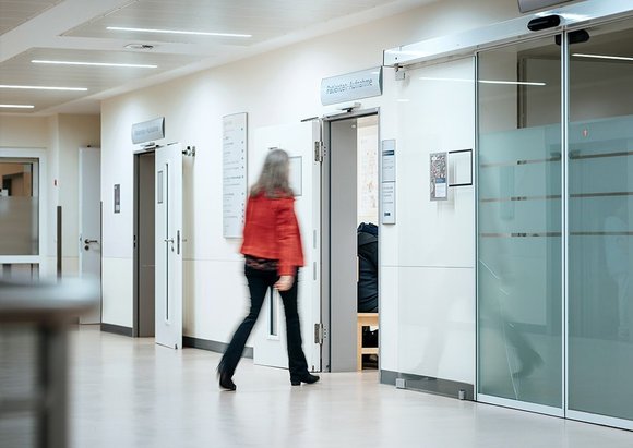 Patientin geht in die PatientInnenaufnahme