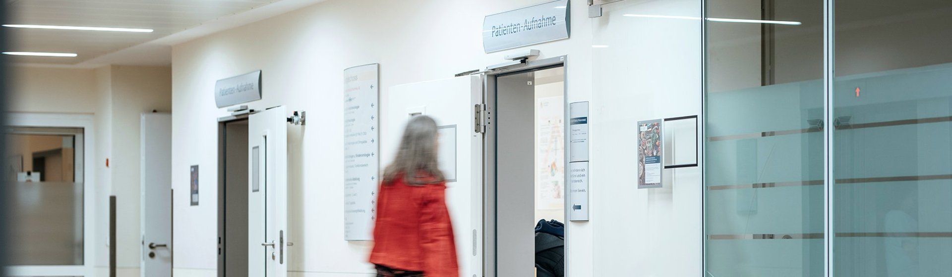 Patientin geht in die PatientInnenaufnahme