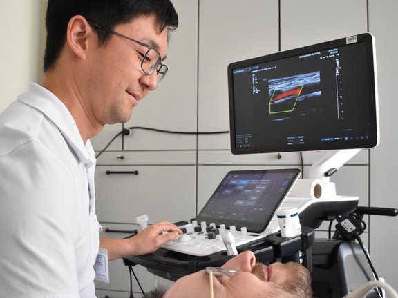 Chefarzt Prof. Dr. Chi-un Choe untersucht einen Patienten
